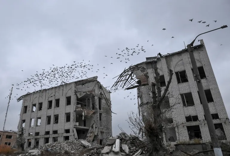 A building damaged by Russian military strikes and anti-drone nets installed over a street, amid Russia's attack on Ukraine, in the frontline town Orikhiv in Zaporizhzhia region, Ukraine November 13, 2025. REUTERS/Stringer TPX IMAGES OF THE DAY