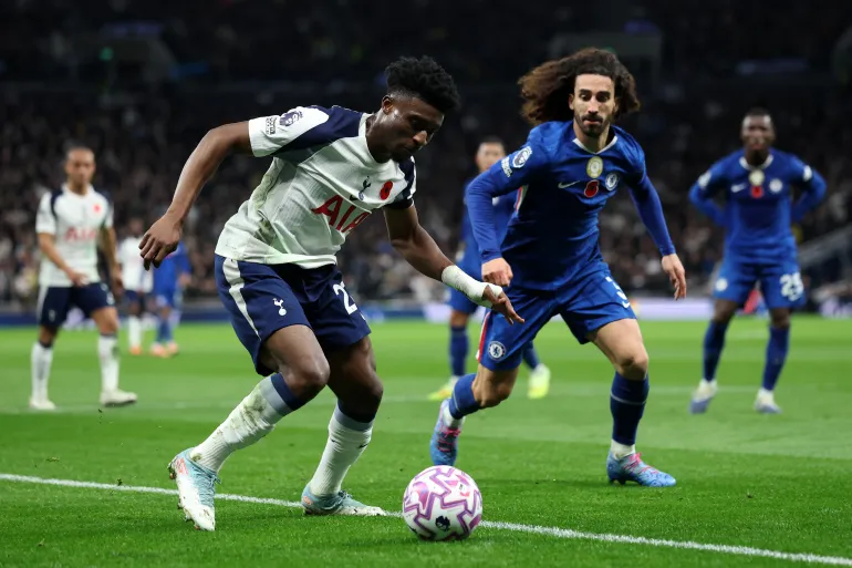 LONDON, ENGLAND - NOVEMBER 01: Mohammed Kudus of Tottenham Hotspur is challenged by Marc Cucurella of Chelsea during the Premier League match between Tottenham Hotspur and Chelsea at Tottenham Hotspur Stadium on November 01, 2025 in London, England. (Photo by Alex Pantling/Getty Images)