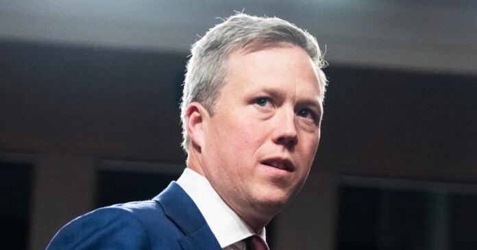 U.S. Army secretary warned Ukraine of imminent defeat while pushing initial peace plan