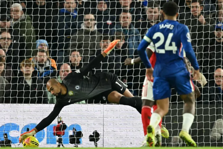 Chelsea's Spanish goalkeeper #01 Robert Sanchez saves a shot from Arsenal's English midfielder #07 Bukayo Saka during the English Premier League football match between Chelsea and Arsenal at Stamford Bridge in London on November 30, 2025. (Photo by JUSTIN TALLIS / AFP) / RESTRICTED TO EDITORIAL USE. NO USE WITH UNAUTHORIZED AUDIO, VIDEO, DATA, FIXTURE LISTS, CLUB/LEAGUE LOGOS OR 'LIVE' SERVICES. ONLINE IN-MATCH USE LIMITED TO 120 IMAGES. AN ADDITIONAL 40 IMAGES MAY BE USED IN EXTRA TIME. NO VIDEO EMULATION. SOCIAL MEDIA IN-MATCH USE LIMITED TO 120 IMAGES. AN ADDITIONAL 40 IMAGES MAY BE USED IN EXTRA TIME. NO USE IN BETTING PUBLICATIONS, GAMES OR SINGLE CLUB/LEAGUE/PLAYER PUBLICATIONS.