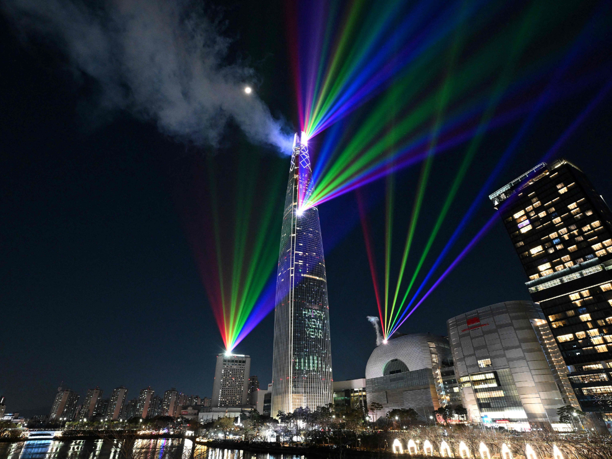 Laser lights illuminate the midnight sky over the Lotte World Tower, South Korea's tallest building in Seoul during New Year s Day celebrations on January 1, 2026. Photo: AFP