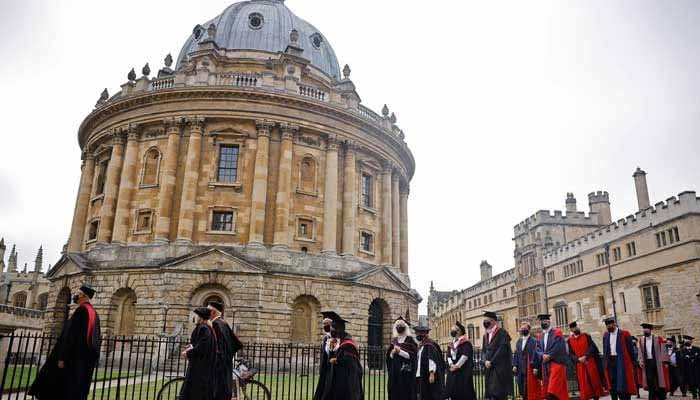 Students walk beside one of the colleges at the University of Oxford. — AFP/File