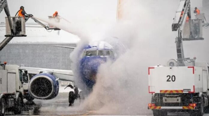 US storm leaves 160,000 without power, forces thousands of flight cancellations