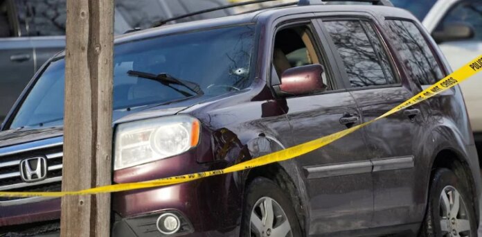 US immigration agent fatally shoots woman in Minneapolis, mayor disputes government claim of self-defense