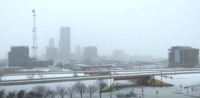 US storm leaves 800,000 without power, forces 10,000 flight cancellations