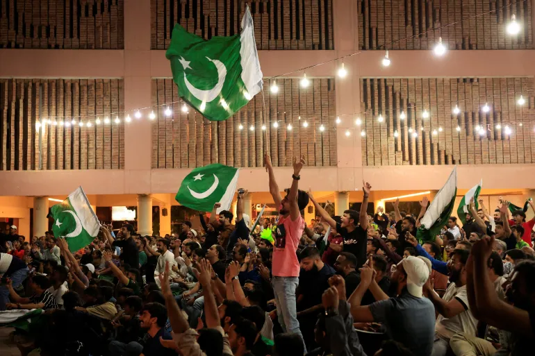Pakistani fans react as they watch the final cricket match of Asia Cup between India and Pakistan on a screen, in Karachi, Pakistan, September 28, 2025. REUTERS/Akhtar Soomro