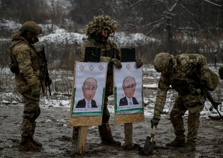 Servicemen of the 13th Operative Purpose Brigade 'Khartiia' of the National Guard of Ukraine prepare targets with images depicting Russian President Vladimir Putin during shooting practice between combat missions, amid Russia's attack on Ukraine, in Kharkiv region, Ukraine December 10, 2025. REUTERS/Sofia Gatilova TPX IMAGES OF THE DAY