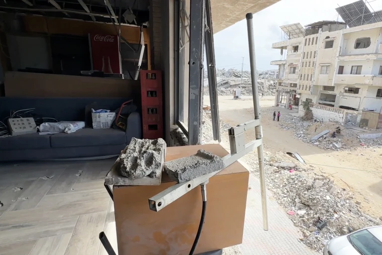 The antenna for Zaman FM is mounted on a piece of broken concrete.