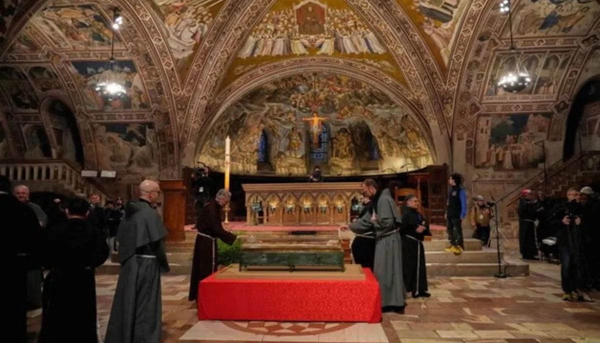 Reservations to see the Saint Franciss remains already number, almost 400,000 people coming from all parts of the world