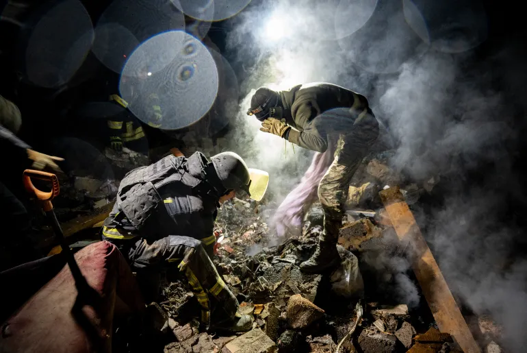 epa12734009 Ukrainian rescuers work at the site of a Russian strike on a private residential building in Kramatorsk, Donetsk region, eastern Ukraine, late 12 February 2026, amid the ongoing Russian invasion. At least four people died, including one child, and four others were injured as a result of that strike, according to the State Emergency Service. EPA/TOMMASO FUMAGALLI