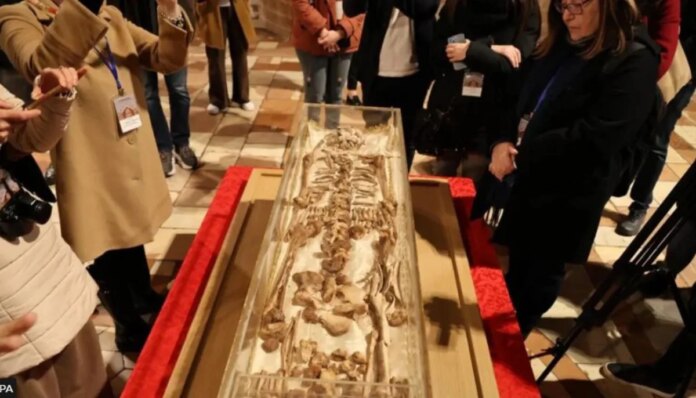 Italy: Skeleton of Saint Francis of Assisi’s goes on public display for first time after 800 years