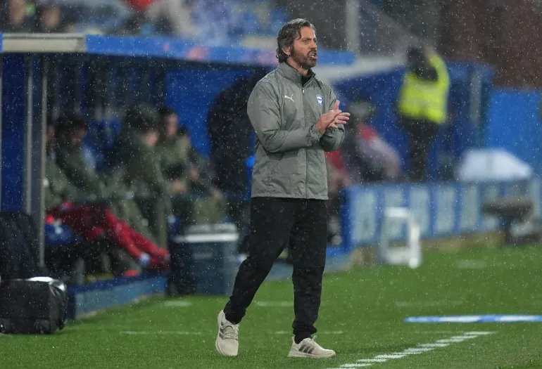 VITORIA-GASTEIZ, SPAIN - MARCH 13: Quique Sánchez Flores, head coach of Alaves claps during the LaLiga EA Sports match between Deportivo Alaves and Villarreal CF at Estadio de Mendizorroza on March 13, 2026 in Vitoria-Gasteiz, Spain. (Photo by Juan Manuel Serrano Arce/Getty Images)