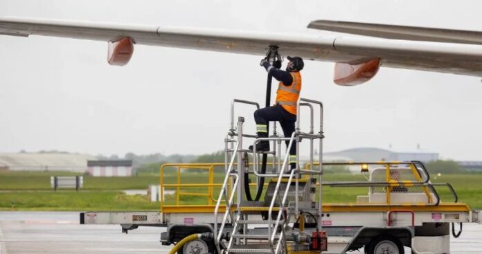 Threat of grounded planes nears as jet fuel supplies dwindle