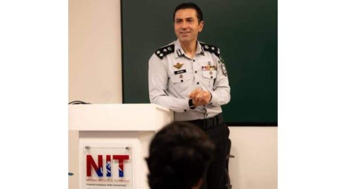 Stay alert or fall victim, FIA warns at NIT Lahore session