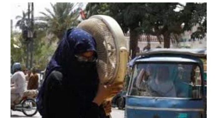 Karachi faces severe heatwave as temperature climbs to 43°C