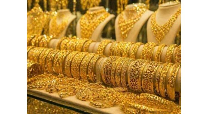 Gold prices in Pakistan fall by Rs2,100 per tola amid global decline