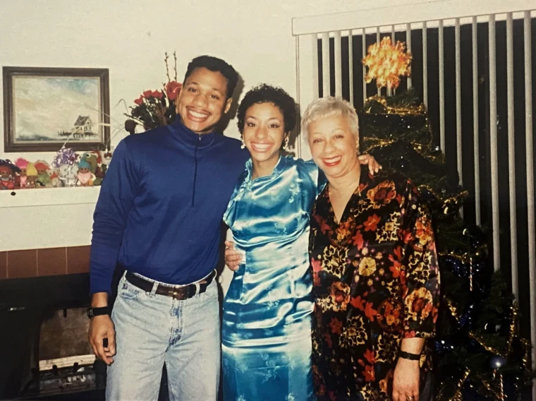 Dawn Michelle Hunt with her mother and older brother in Chicago in 1991. 