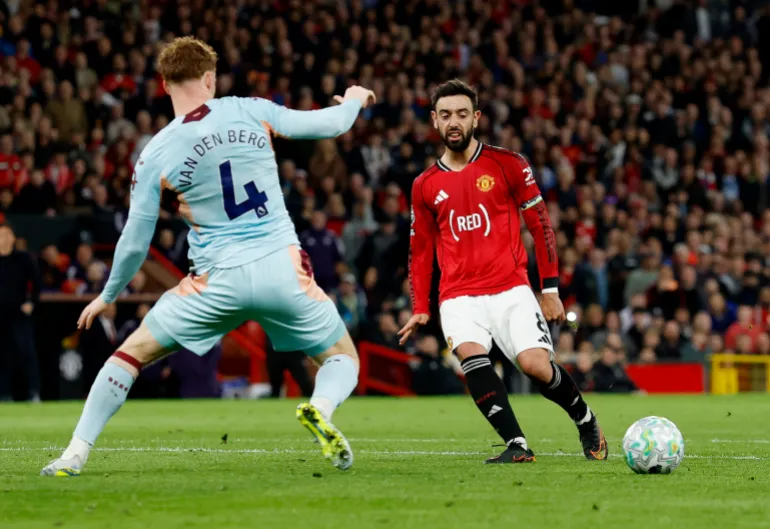 Soccer Football - Premier League - Manchester United v Brentford - Old Trafford, Manchester, Britain - April 27, 2026 Brentford's Sepp van den Berg in action with Manchester United's Bruno Fernandes Action Images via Reuters/Jason Cairnduff EDITORIAL USE ONLY. NO USE WITH UNAUTHORIZED AUDIO, VIDEO, DATA, FIXTURE LISTS, CLUB/LEAGUE LOGOS OR 'LIVE' SERVICES. ONLINE IN-MATCH USE LIMITED TO 120 IMAGES, NO VIDEO EMULATION. NO USE IN BETTING, GAMES OR SINGLE CLUB/LEAGUE/PLAYER PUBLICATIONS. PLEASE CONTACT YOUR ACCOUNT REPRESENTATIVE FOR FURTHER DETAILS..