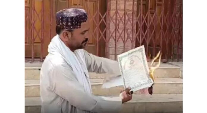 Unemployed graduate burns degrees in Quetta protest over joblessness