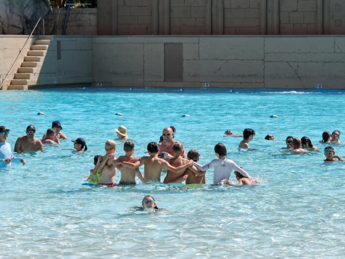 Poll suggests US adults are facing increased strain from extreme heat | Climate News