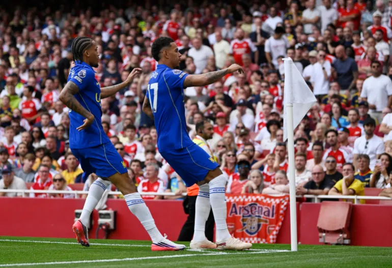 Soccer Football - Premier League - Arsenal v Chelsea - Emirates Stadium, London, Britain - September 6, 2026 Chelsea's Morgan Rogers celebrates scoring their first goal with Joao Pedro REUTERS/Tony O Brien EDITORIAL USE ONLY. NO USE WITH UNAUTHORIZED AUDIO, VIDEO, DATA, FIXTURE LISTS, CLUB/LEAGUE LOGOS OR 'LIVE' SERVICES. ONLINE IN-MATCH USE LIMITED TO 120 IMAGES, NO VIDEO EMULATION. NO USE IN BETTING, GAMES OR SINGLE CLUB/LEAGUE/PLAYER PUBLICATIONS. PLEASE CONTACT YOUR ACCOUNT REPRESENTATIVE FOR FURTHER DETAILS..