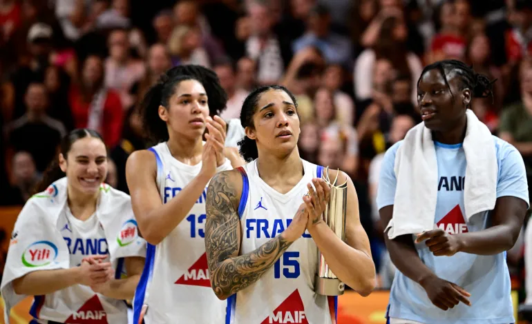 France's team celebrates at the end of the 2026 FIBA Women's Basketball World Cup semi-final match between France and Germany in Berlin on September 12, 2026. (Photo by Tobias SCHWARZ / AFP)