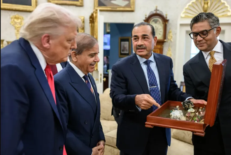 US President Donald Trump examines a box of rare-earth mineral and gemstone samples presented by Pakistan's Chief of Army Staff Field Marshal Asim Munir (center), alongside Pakistani Prime Minister Shehbaz Sharif (left) last year in September at the White House. [Courtesy White House]