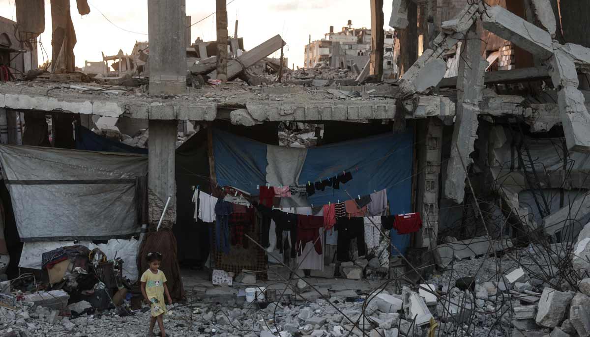 A Palestinian girl makes her way through the rubble of a heavily damaged building where displaced Palestinians have taken shelter in Khan Yunis in the southern Gaza Strip on September 19, 2026.— AFP