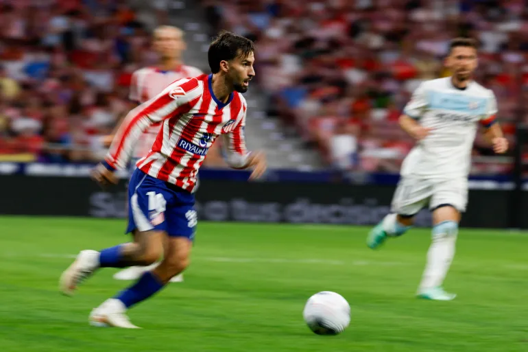 Atletico Madrid's Spanish forward #10 Alex Baena (L) runs with the ball during the Spanish league football match between Club Atletico de Madrid and CA Osasuna at the Metropolitano stadium in Madrid on September 16, 2026. (Photo by Oscar DEL POZO / AFP)