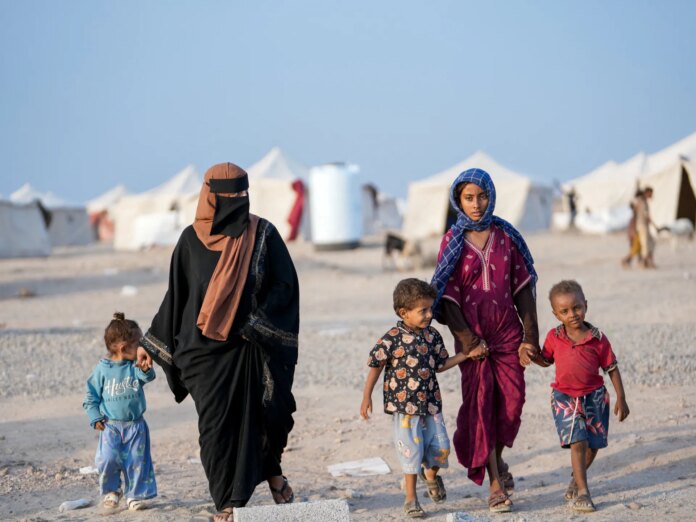 Houthis battle for strategic heights in Yemen as thousands more flee homes | Conflict News