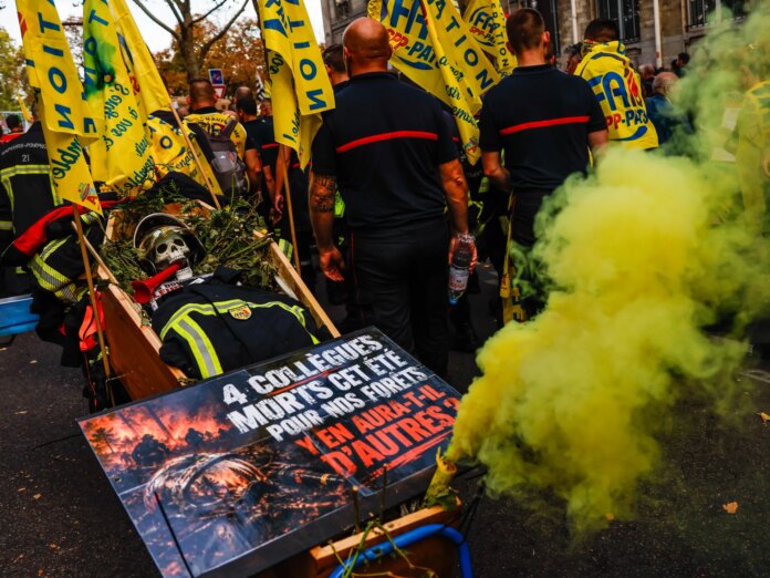 Public workers in France strike over pay as student protests turn violent | Protests News