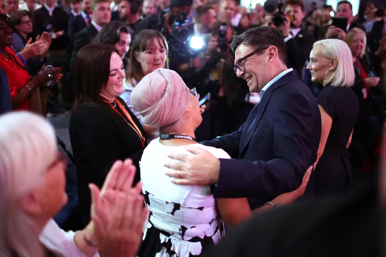 epa13270857 Britain’s Prime Minister and Labour Leader Andy Burnham (R) greets delegates after he delivered his keynote speech during the Labour Party Conference in Liverpool, Britain, 29 September 2026. The conference runs from 27 to 30 September at the Arena Convention Centre in Liverpool. EPA/ADAM VAUGHAN